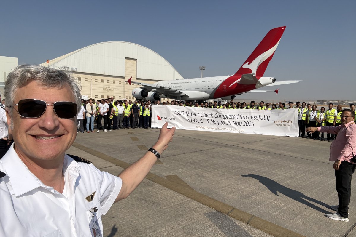 qantas airbus A380 vh oqc re entry1