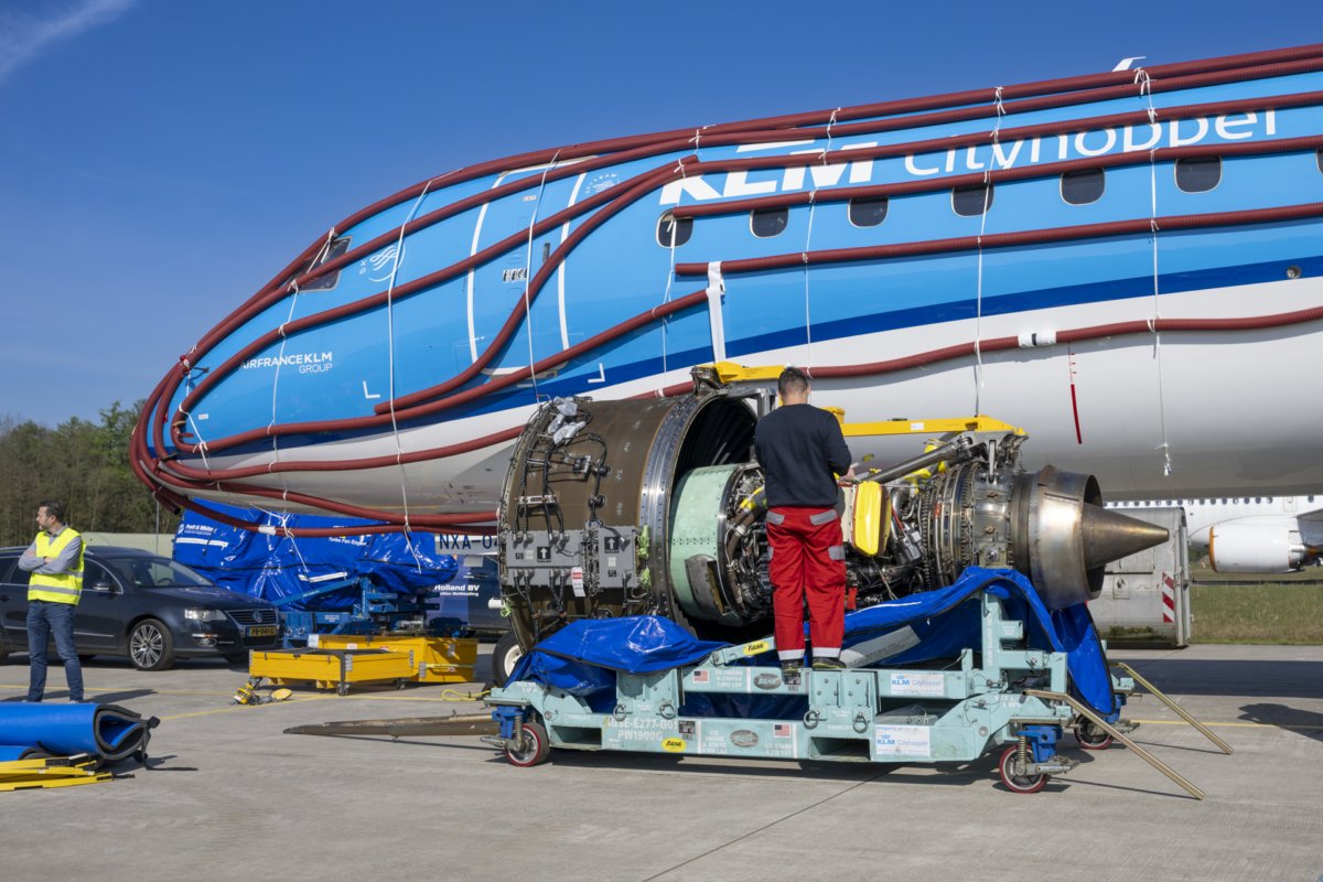 klm e195 e2 storage 01