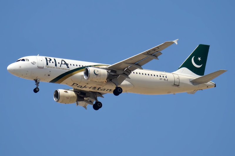 pakistan international airlines airbus a320 200 old livery