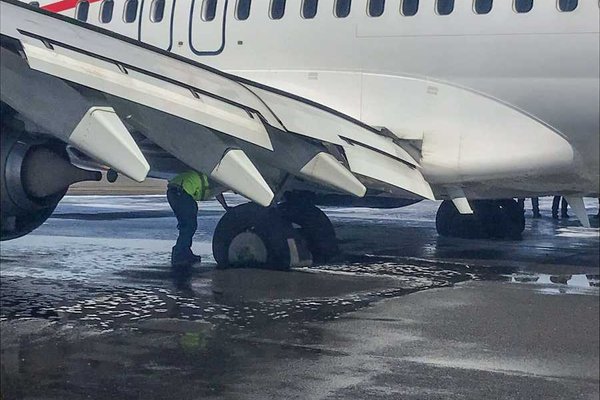 aeromexico XA AMV burst tire 01 1