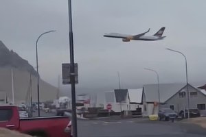 icelandair boeing 757 low pass