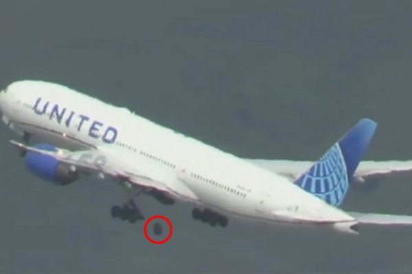 united airlines boeing 777 200ER N226UA lost tire