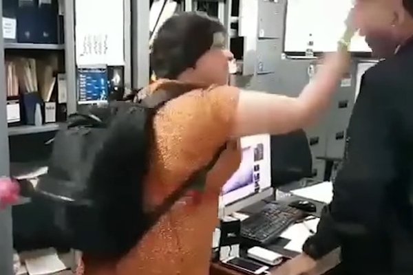 british tourist slaps immigration officer 1