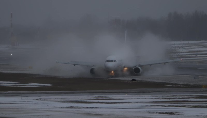 Avion Express Airbus A320 LY NVL 03