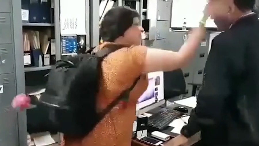 british tourist slaps immigration officer 1