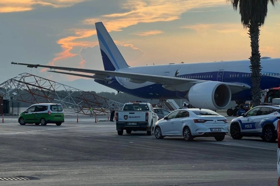turkish 777 300er TC LKD damage 01