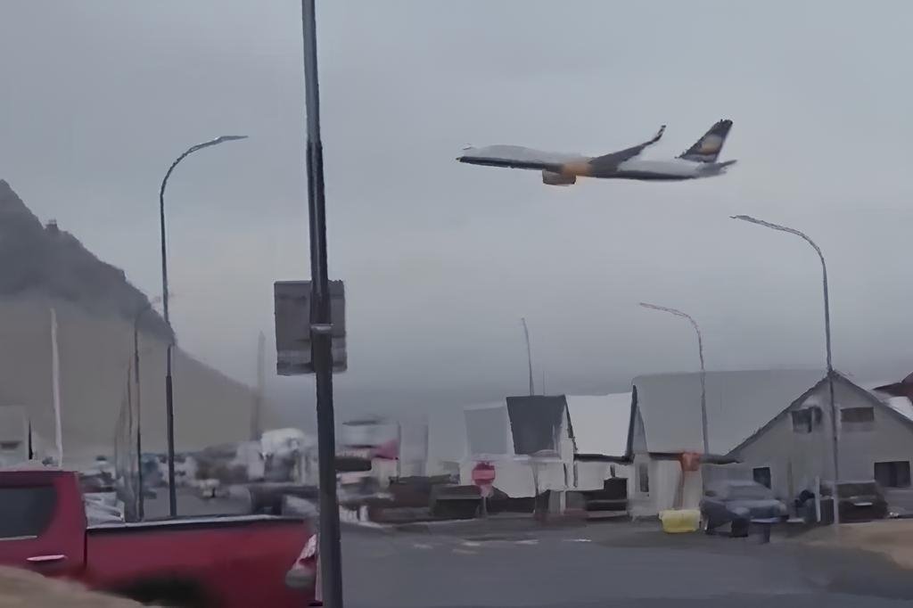 icelandair boeing 757 low pass
