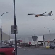 icelandair boeing 757 low pass