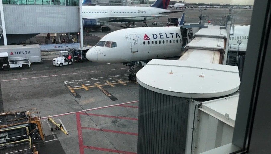 delta 757 aruba jfk gate 1