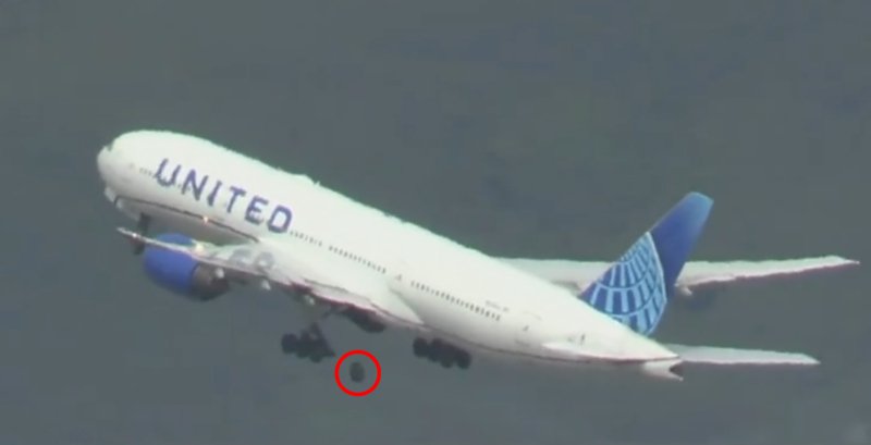 united airlines boeing 777 200ER N226UA lost tire