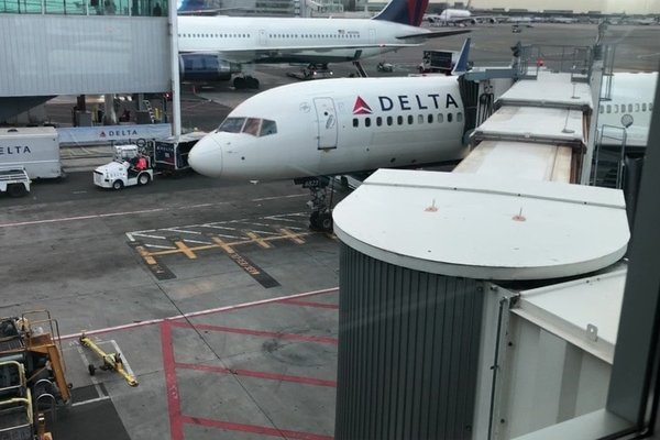delta 757 aruba jfk gate 1