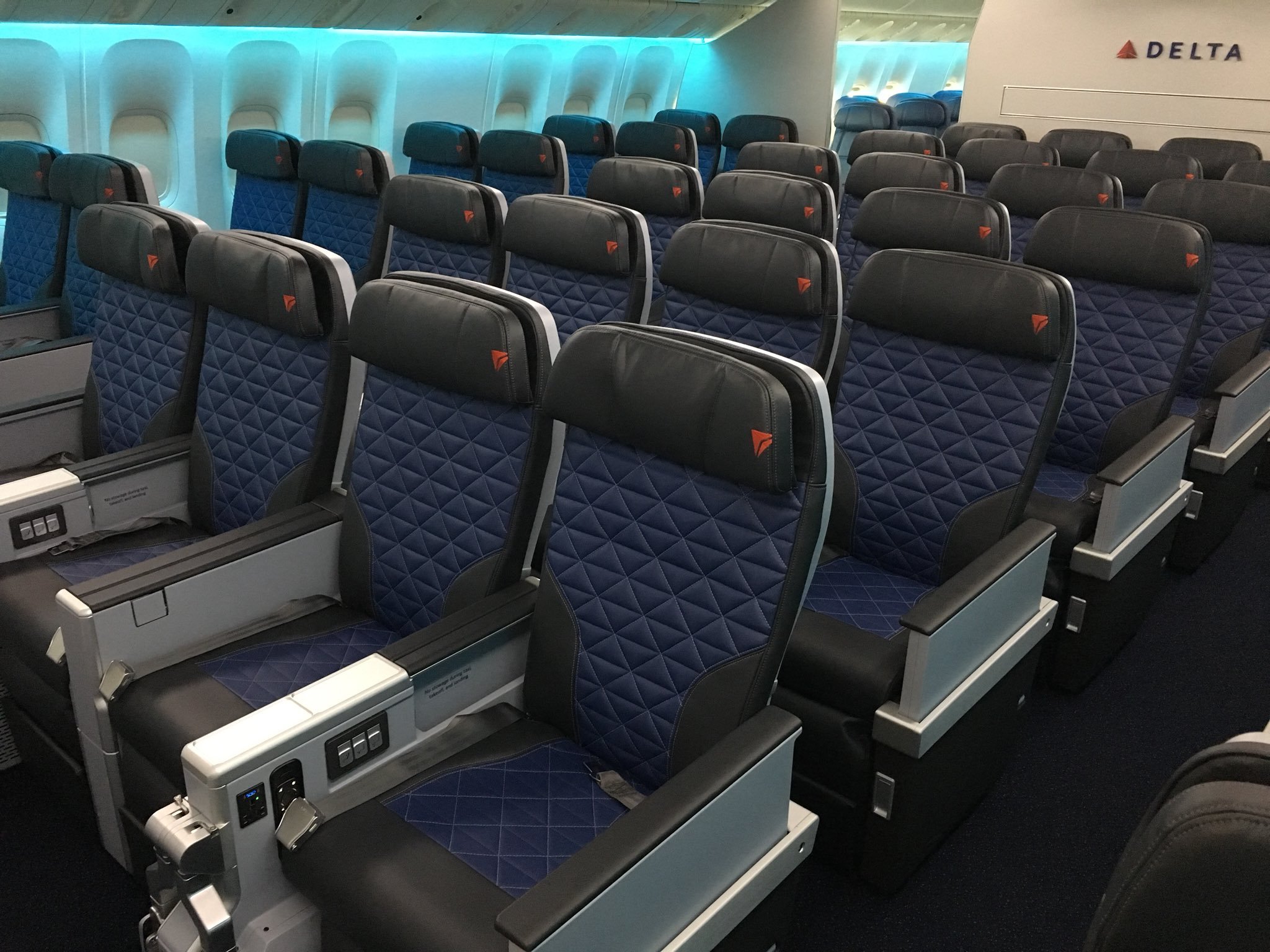 delta premium select 777 200 900x675