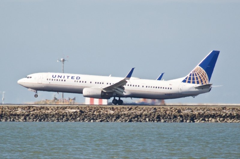 United 737-900ER