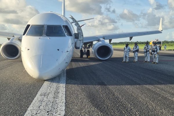 skyhigh dominican e190 hi1074 nose gear failure 02