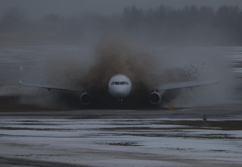 Avion Express Airbus A320 LY NVL 02