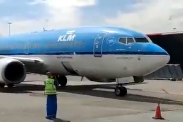 klm 737 700 open cargo door PH BGT