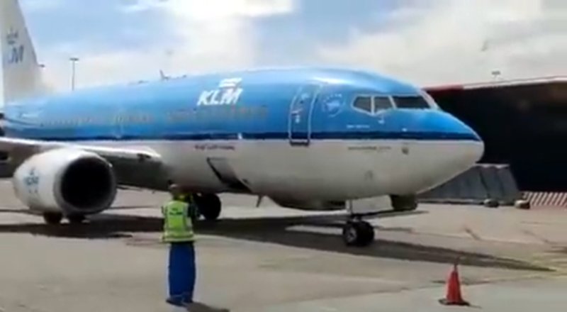 klm 737 700 open cargo door PH BGT
