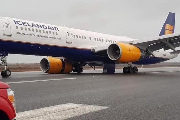 icelandair 757 gear collapse 1