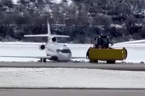 N999EH snapped nose gear