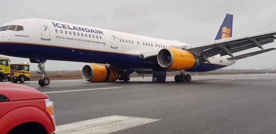 icelandair 757 gear collapse 1