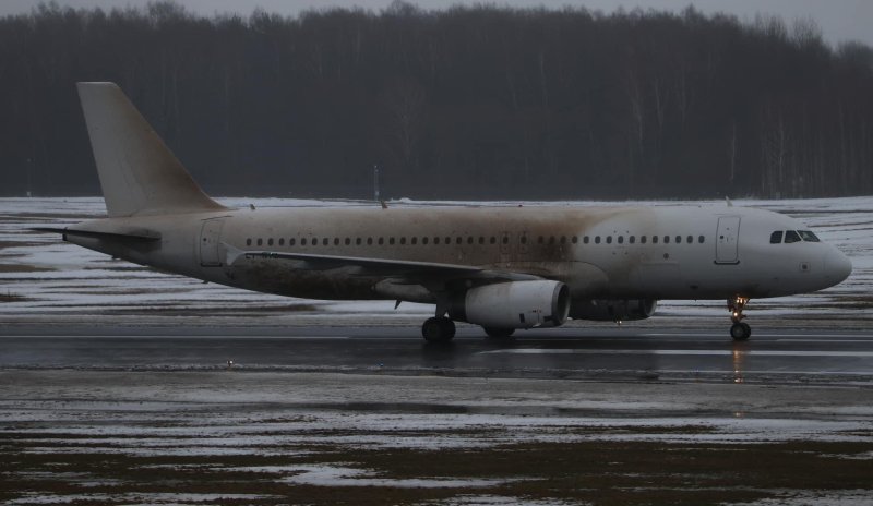 Avion Express Airbus A320 LY NVL 04