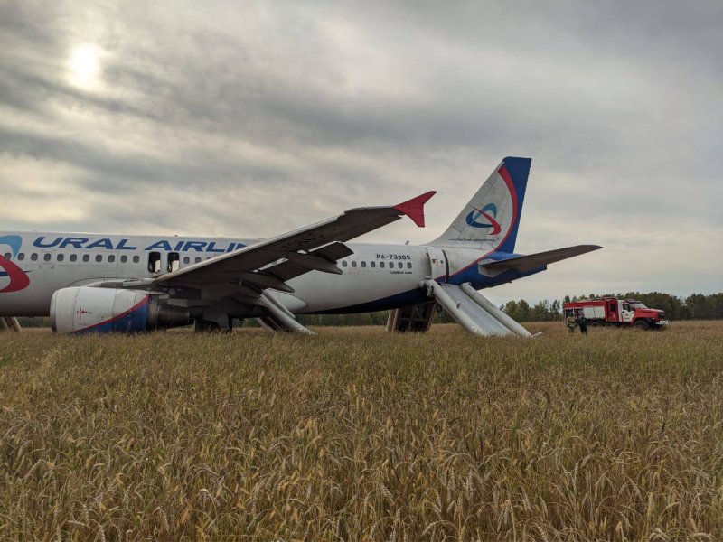 ural airlines u61383 field landing