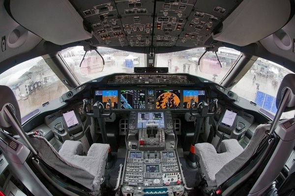 Boeing 787 cockpit 1