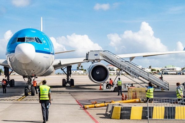 klm a330 sxm1 1